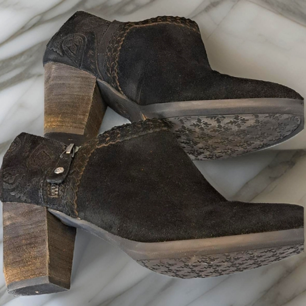 Reba size 9 black suede shootie.